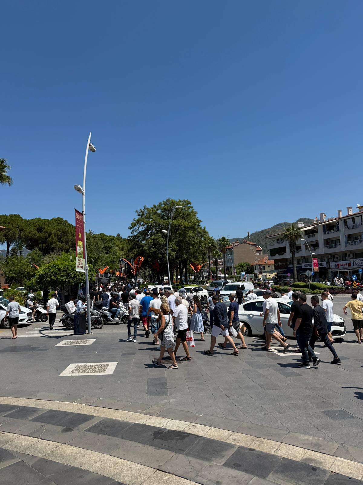 Marmaris’te Kapalı Çarşı Esnafından Belediye Protestosu: Polis Biber Gazıyla Müdahale Etti 1